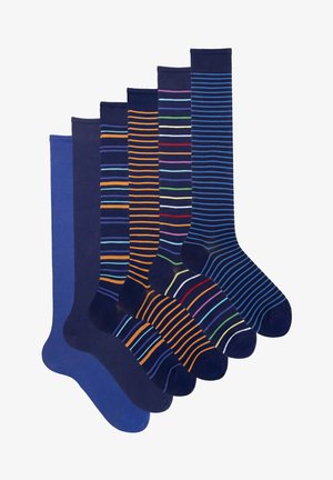 Sechs Paar Herrenkniestrümpfe in Blautönen, mit einfarbigen und verschiedenen horizontal gestreiften Mustern in mehreren Farben.