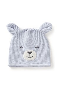 Světlemodrá pletená čepice s designem medvědí tváře, obsahující 3D uši, chlupatý nos a detail úsměvu. Měkká textura po celém povrchu.