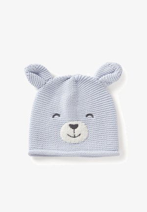 Gorro de punto azul claro con diseño de cara de oso, que presenta orejas en 3D, una nariz suave y un detalle de sonrisa. Textura suave en todo el gorro.