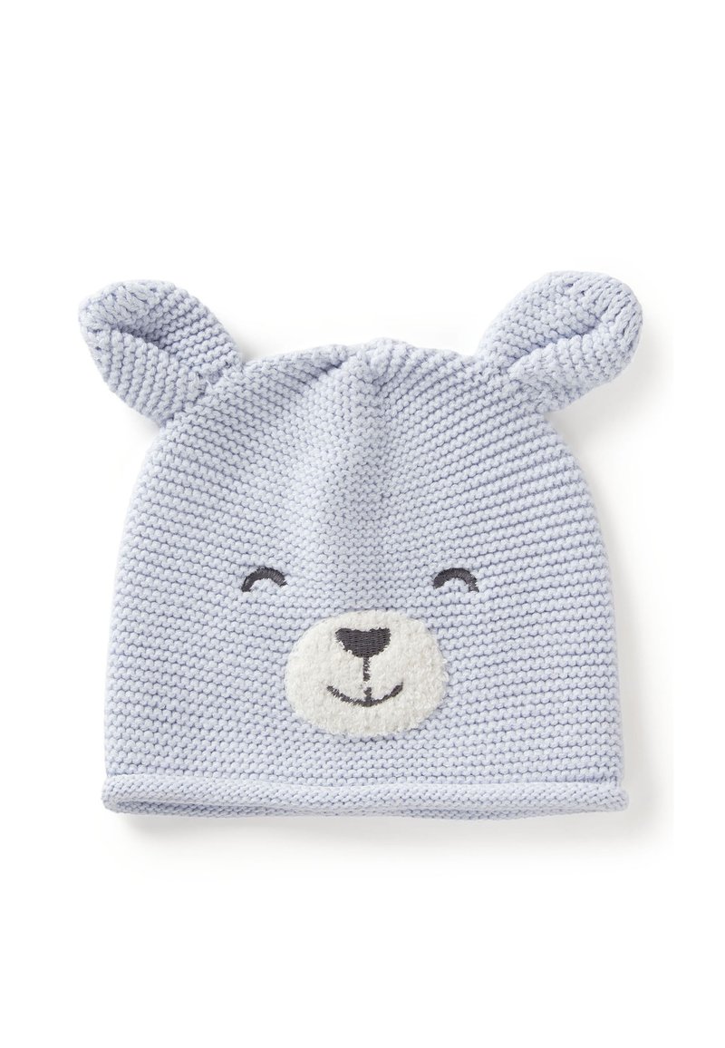 Světlemodrá pletená čepice s designem medvědí tváře, obsahující 3D uši, chlupatý nos a detail úsměvu. Měkká textura po celém povrchu.