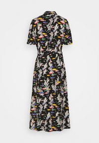 Robe noire à manches courtes, motif floral et poisson dans des couleurs vives, taille ceinturée, design à hauteur du genou et texture de tissu lisse.