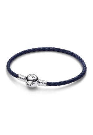 Navy blau geflochtenes Lederarmband mit einer glatten Silberperle, die mit eingelegendem Text versehen ist, akzentuiert durch silberne Spiralen, simples und elegantes Design.