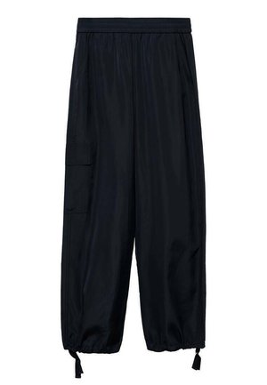 Zwarte, lichtgewicht cargobroek met elastische tailleband, gathered boorden en zijzakken. Gemaakt van glad, glanzend materiaal.