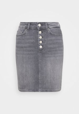 Jupe en denim gris taille haute avec cinq boutons argentés sur le devant, passants pour ceinture et deux poches avant.