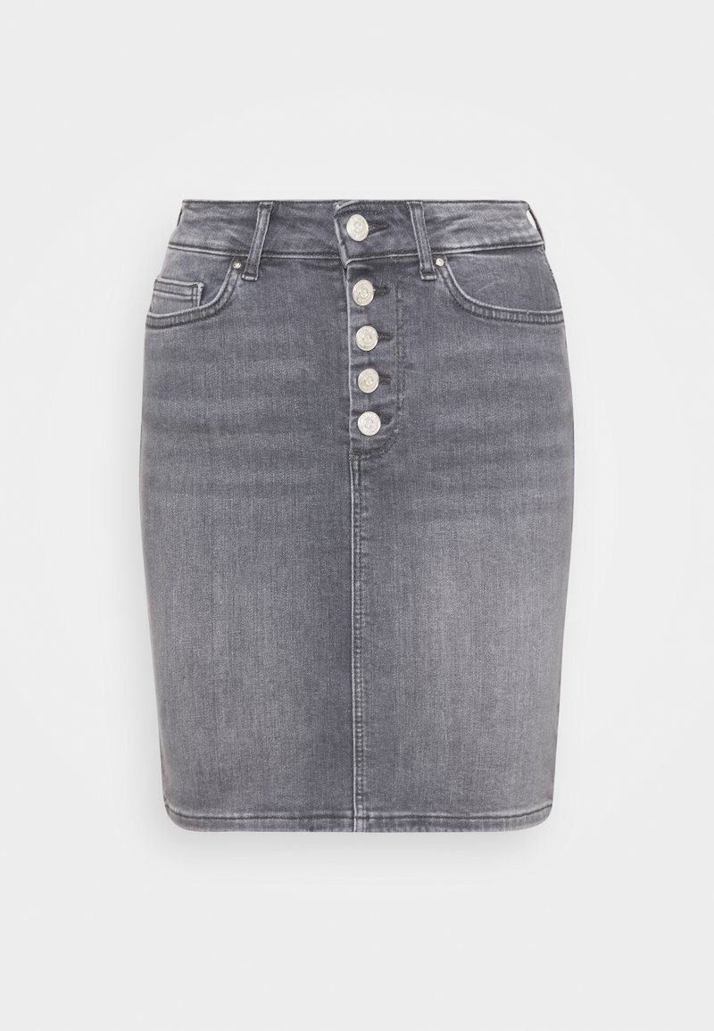 Jupe en denim gris taille haute avec cinq boutons argentés sur le devant, passants pour ceinture et deux poches avant.