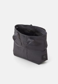 Mørkegrå tote bag lavet af holdbart stof, med to håndtag, tryklås og udvendig lomme med logoepande.