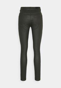 Pantalon vert foncé coupe slim vu de dos avec deux poches arrière et une étiquette de marque noire sur la ceinture.