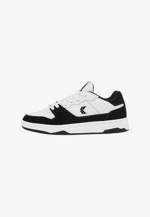 Scarpe sportive in bianco e nero con parte superiore in pelle liscia, punta con perforazioni e suola in gomma bianca con motivo testurizzato.