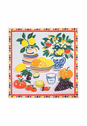 Ilustración de bodegón con limones en jarra a rayas, cuenco de cítricos, ramo en jarrón azul, uvas, tomates, calabaza y un vaso sobre fondo blanco.