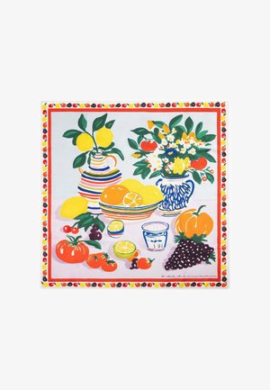 Ilustración de bodegón con limones en jarra a rayas, cuenco de cítricos, ramo en jarrón azul, uvas, tomates, calabaza y un vaso sobre fondo blanco.