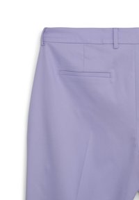 Lila Hosen aus glattem Stoff, mit einer einzelnen Gesäßtasche mit rechteckiger Klappe, tailliertem Taillenbund und gepresster Vorderseite.