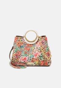 Väska med blommönster och leopardmotiv, med runt vitt handtag, guldkedja som axelrem och färgglada tropiska detaljer på en texturerad yta.