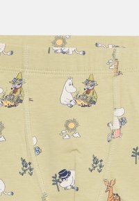 Ύφασμα εσωρούχων με καρτούν χαρακτήρες που κάνουν κάμπινγκ, κάθονται δίπλα στη φωτιά, φοράνε καπέλα, ήλιο και σύννεφα, και μικρά φυτά σε απαλό κίτρινο φόντο.