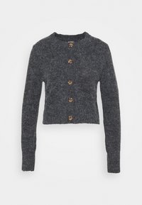 Tmavě šedý chlupatý zkrácený kardigan s dlouhými rukávy a pěti velkými hnědými knoflíky vpředu.