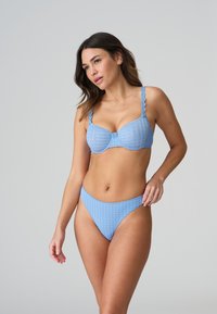 Bikini a scacchi blu chiaro con top in stile balconcino che presenta dettagli floreali sulle spalline e un bottom a vita alta coordinato. Texture liscia.