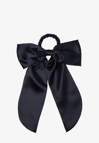 Marinblå satin hårsnodd med en stor rosettdesign. Materialet är slätt med en mjuk lyster och har ett stretchigt svart elastiskt band.