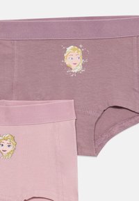 Pakke med to bomullsunderbukser i myk rosa og mauve, med trykt design av karakter med glitter, elastiske midjebånd.
