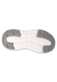 Podeszwa butów sportowych z białą gumową bazą i szarymi teksturowanymi akcentami, z bieżnikiem i rowkami zapewniającymi stabilność.