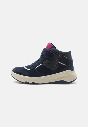 Dunkelblaue High-Top-Sneaker aus Wildleder, mit einem pinken Akzent, Klettverschluss, texturierten Einsätzen und einer weißen Sohle.