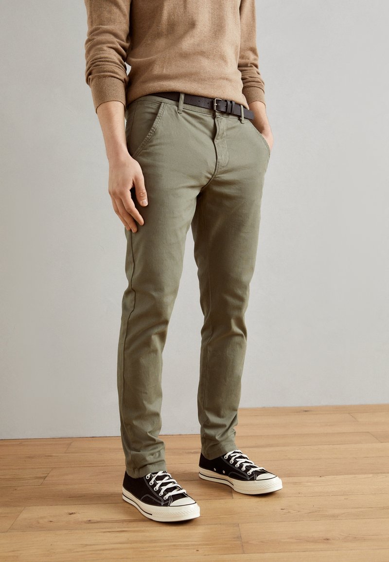 Lindbergh CLASSIC BELT - Chino hlače - oliv