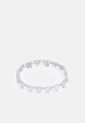 Silberarmband mit abwechselnd klaren dreieckigen und rechteckigen Edelsteinen, die zu einem kontinuierlichen Kreis verbunden sind, auf weißem Hintergrund.