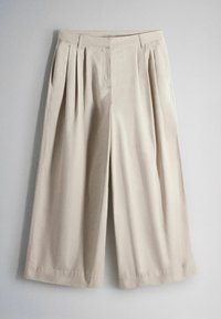 Pantaloni beige a gamba larga corti con pieghe sul davanti, vita con passanti per cintura e tasche laterali, mostrati su sfondo chiaro.