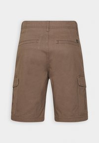 Shorts cargo marron en tissu résistant. Comportent plusieurs poches, des coutures renforcées et un ourlet droit.