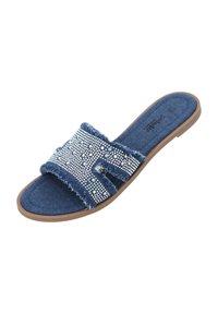 Denim slide sandal med en fransad ovandel, prydd med klara och silverfärgade nitar, med en flexibel tan-sula.