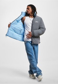 Southpole SOUTHPOLE HERREN PM233-012-1 BUBBLE NORTH-SOUTH 1.0 - Winterjacke - light blue reflective