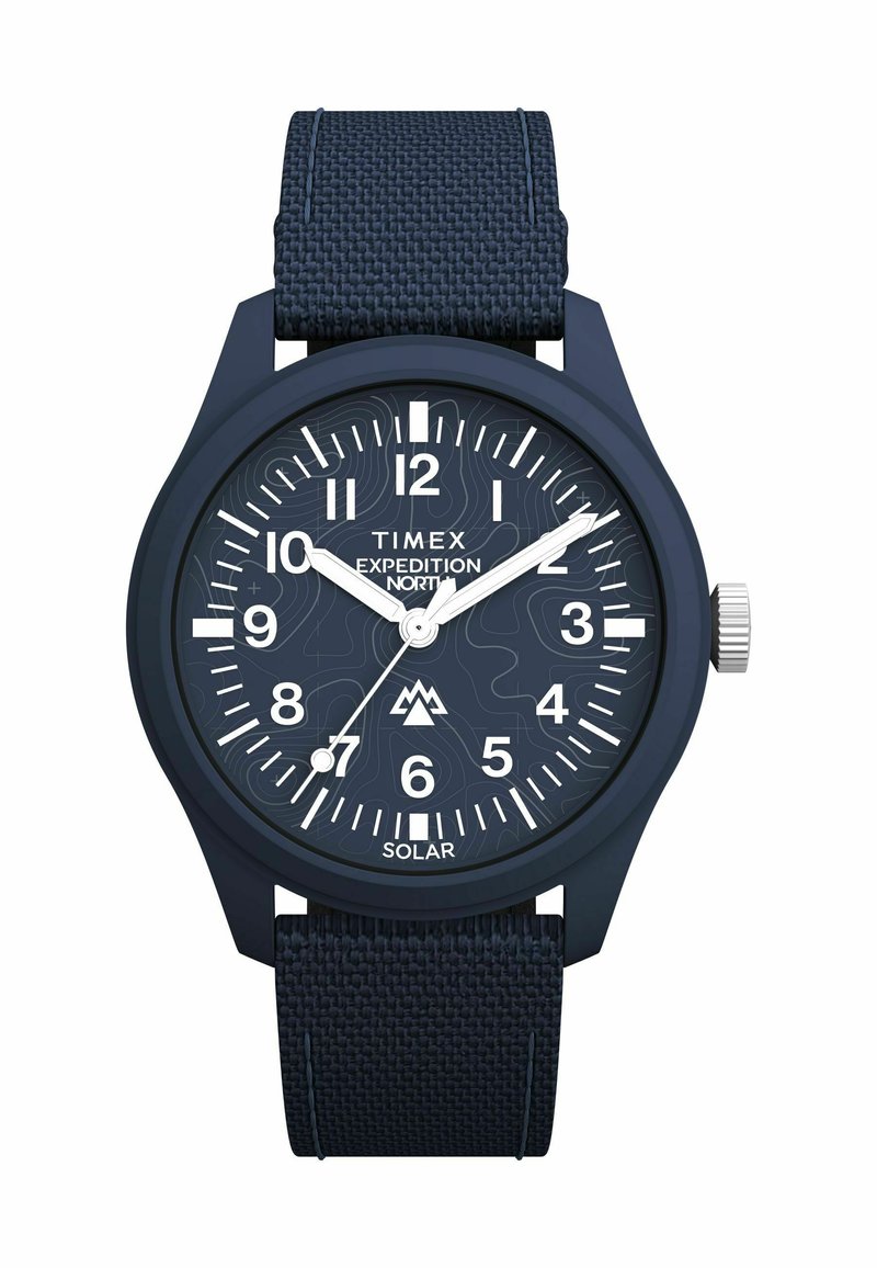 Montre Timex Expedition avec un strap en nylon bleu marine, un cadran rond, des marqueurs d'heure blancs et une fonctionnalité solaire avec des motifs texturés sur le cadran.