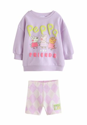 Lilla sweatshirt med tegneseriefigurer og teksten "Peppa and Friends", parret med shorts i pink og hvid med diamantmønster. Blødt materiale.