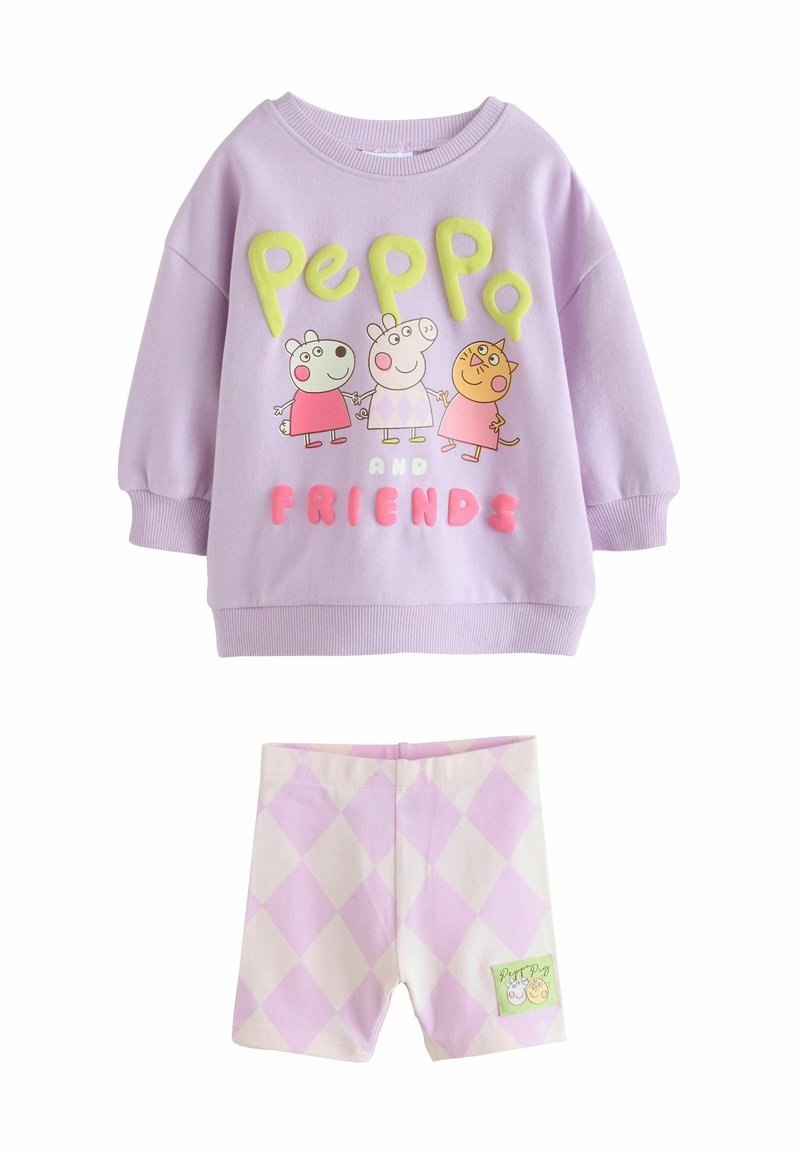 Vijolični pulover z risanimi junaki in napisom "Peppa in prijatelji", v kombinaciji z rožnatimi in belimi kratkimi hlačami s karirastim vzorcem. Mehka tkanina.