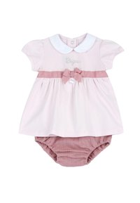 Robe rose clair avec un col blanc, taille froncée et ruban rose. Comprend un bloomer assorti avec une finition texturée. Fermeture à bouton simple.