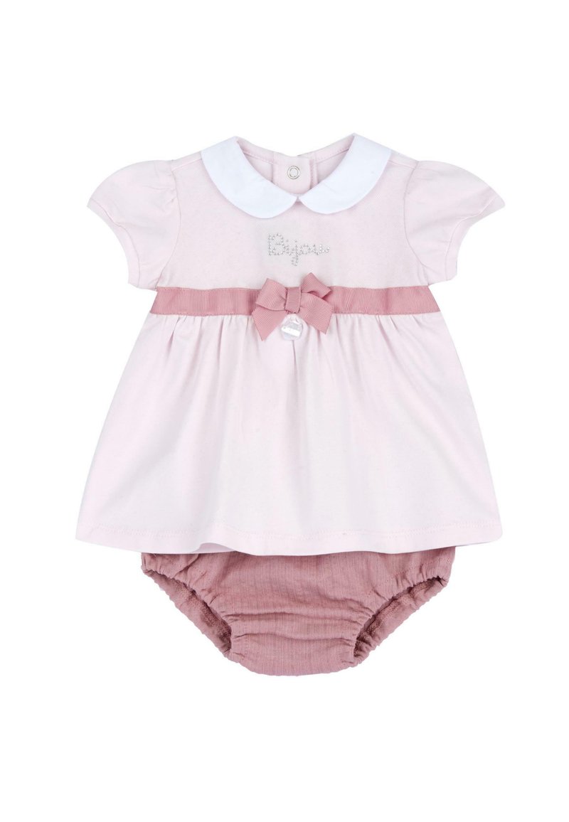 Robe rose clair avec un col blanc, taille froncée et ruban rose. Comprend un bloomer assorti avec une finition texturée. Fermeture à bouton simple.