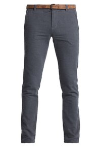Modré texturované slim-fit kalhoty s hnědým koženým opaskem. Mají standardní pas, dvě přední kapsy a zipový klzip.