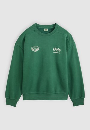 Grünes Sweatshirt mit Rundhalsausschnitt und gerippten Bündchen, mit weißem Aufdruck eines geflügelten Reifens und gekreuzten karierten Flaggen mit dem Schriftzug "Levi Strauss & Co.".