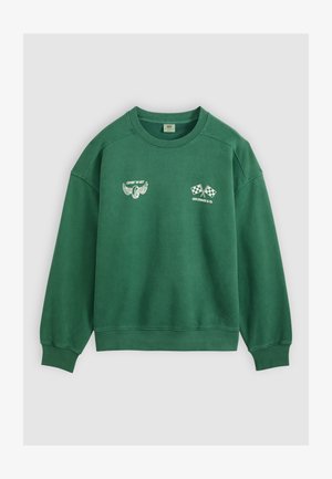 Grünes Sweatshirt mit Rundhalsausschnitt und gerippten Bündchen, mit weißem Aufdruck eines geflügelten Reifens und gekreuzten karierten Flaggen mit dem Schriftzug "Levi Strauss & Co.".