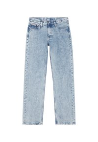 Jeans de denim azul claro con corte recto, que cuentan con un diseño clásico de cinco bolsillos y una pequeña etiqueta de logo cerca de la cinturilla.