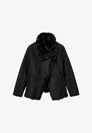 Schwarze Wildlederjacke mit Kunstpelzkragen, offenem Frontdesign und strukturierter Oberfläche. Die Ärmel sind lang und haben rohe Kanten.