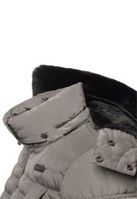 Grau gepolsterte Jacke mit einem Kragen aus schwarzem Kunstfell, Reißverschluss und Druckknöpfen, ausgestattet mit einer gesteppten Textur und detaillierter Nahtführung.