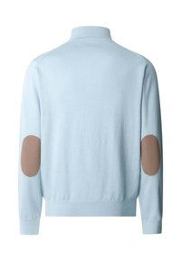 Pull bleu clair à manches longues avec un col montant et des coudières ovales marron sur les deux manches, vu de dos.