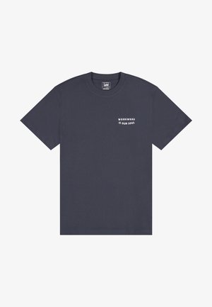 T-shirt blu navy a maniche corte con testo bianco "WORKWEAR IS OUR SOUL" sul petto in alto a sinistra e etichetta del marchio Lee all'interno del colletto.