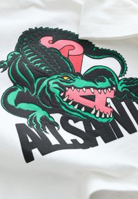 Biała bawełniana koszulka z dużą grafiką zielonego aligatora z czerwonymi akcentami oraz czarnym napisem "AITSANT."