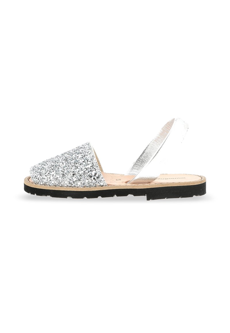 Sandal con apertura per le dita in glitter argento, con una fascia metallica, plantare in sughero e suola in gomma. Presenta una suola piatta e testurizzata.
