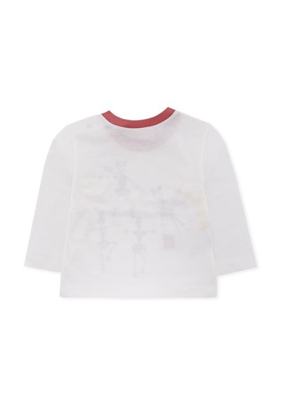 Biała koszula z długim rękawem i czerwonym dekoltem. Na plecach znajduje się delikatny, wielokolorowy nadruk postaci w różnych pozach. Miękka faktura materiału.