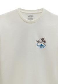 Camiseta clásica de Vans blanca con cuello redondo y un pequeño logo de palmera con el texto "Vans Off The Wall" en el pecho.