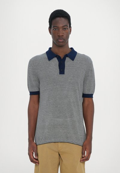 Gestreiftes Poloshirt in Marineblau und Weiß mit einem einfarbigen Marineblauen Kragen. Mit kurzen Ärmeln und einer Knopfleiste mit drei Knöpfen. Mittelschwere Stricktextur.