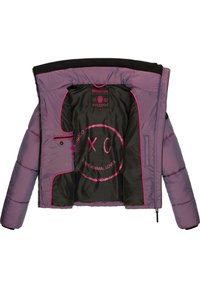 Chaqueta de plumas en púrpura con un acabado brillante. El interior cuenta con un forro negro con detalles en rosa y texto. Cierre de cremallera y puños elásticos.