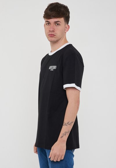 T-shirt nera con collo e maniche a coste bianche, dotata di un piccolo logo frontale. Maniche corte, vestibilità rilassata, tessuto morbido.