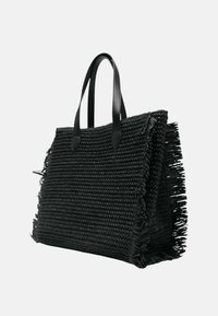 Borsa a tracolla intrecciata nera con bordi sfilacciati, caratterizzata da manici in pelle nera liscia e materiale testurizzato. Design versatile e spazioso.